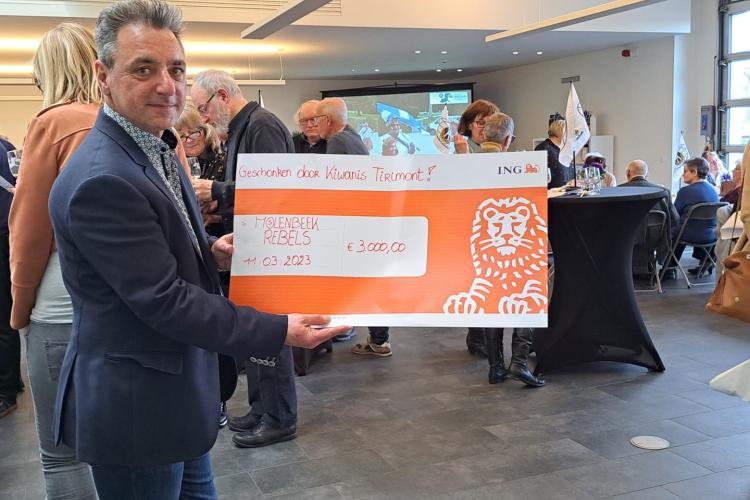 Cheque van 3000€ voor Molenbeek Rebels